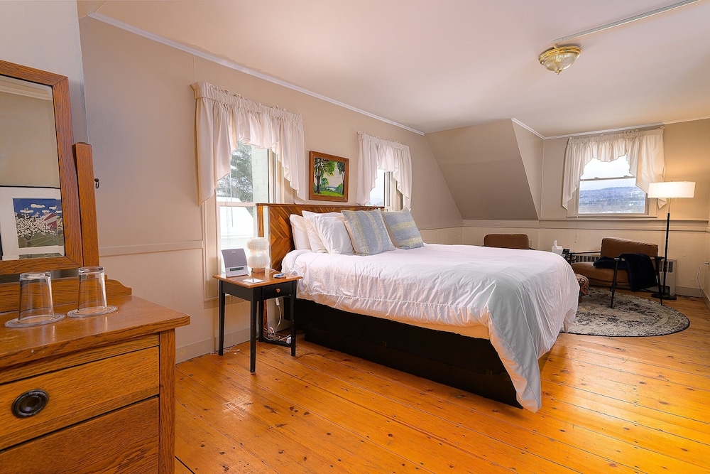 Brass Lantern Inn 19/50
