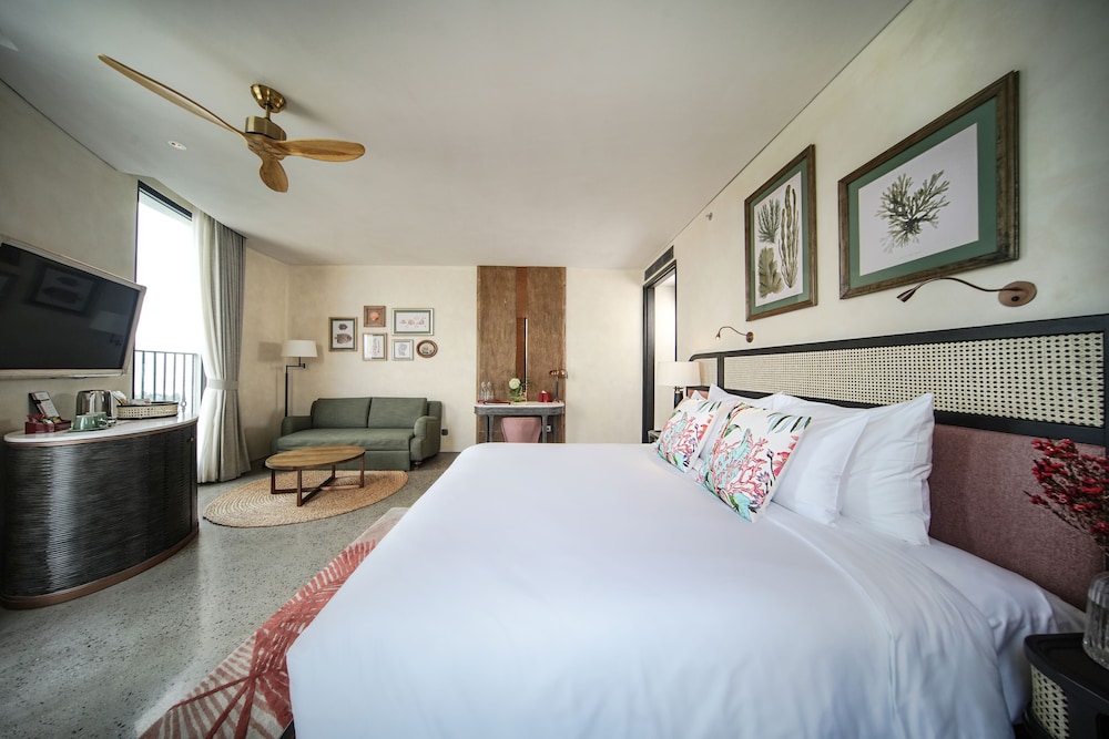 Classic, Twin Beds, City View