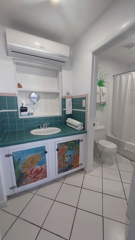 Pelican Beach Hotel 3/50