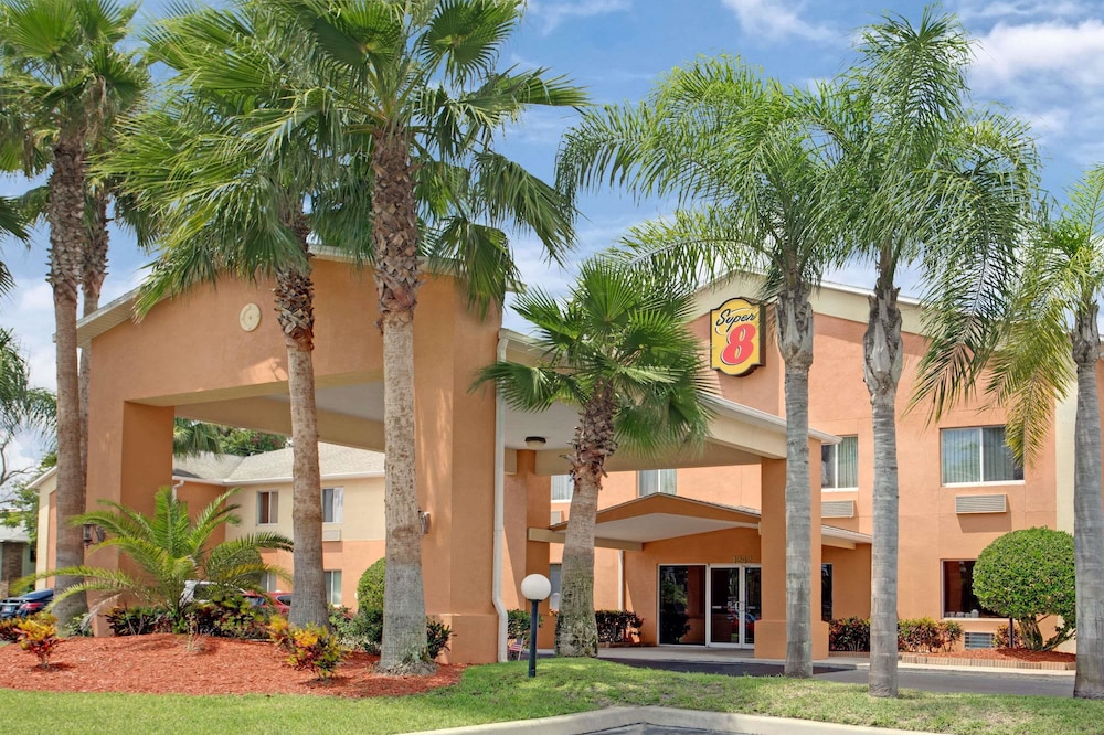 Super 8 by Wyndham Daytona Beach photo2