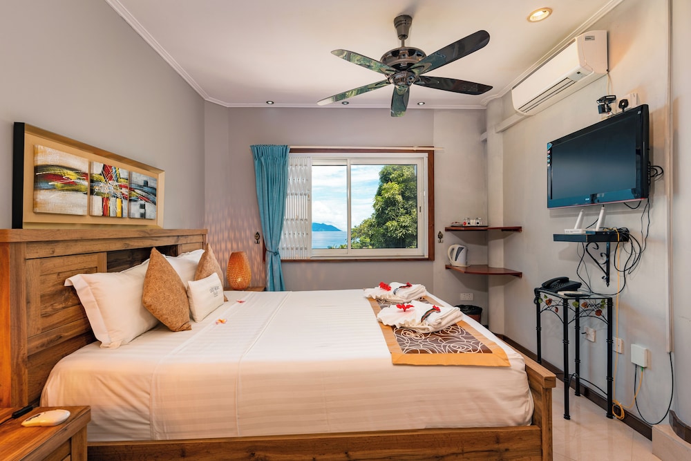 Glacis Heights Villa 8/50