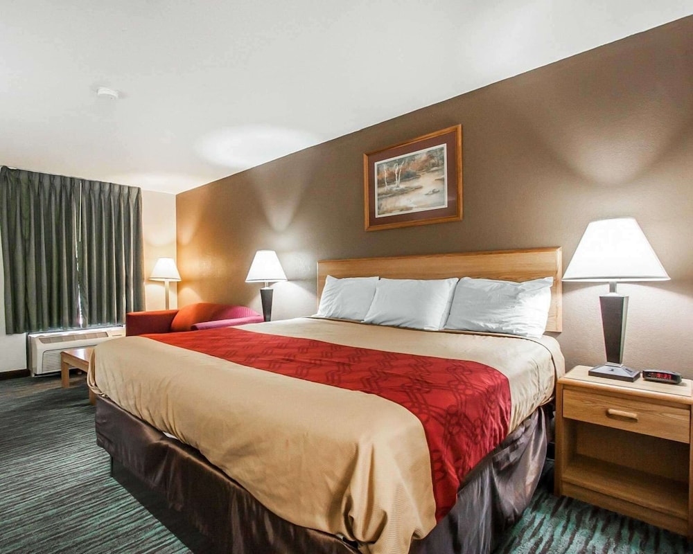 Econo Lodge Inn & Suites Jackson Northwest 14/38
