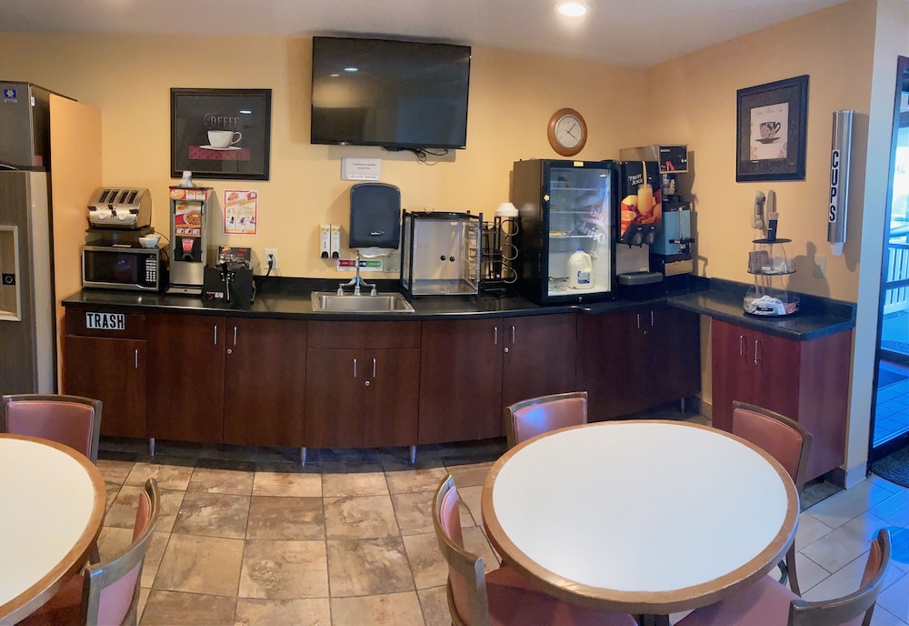 Super 8 by Wyndham Chisago City 5/20