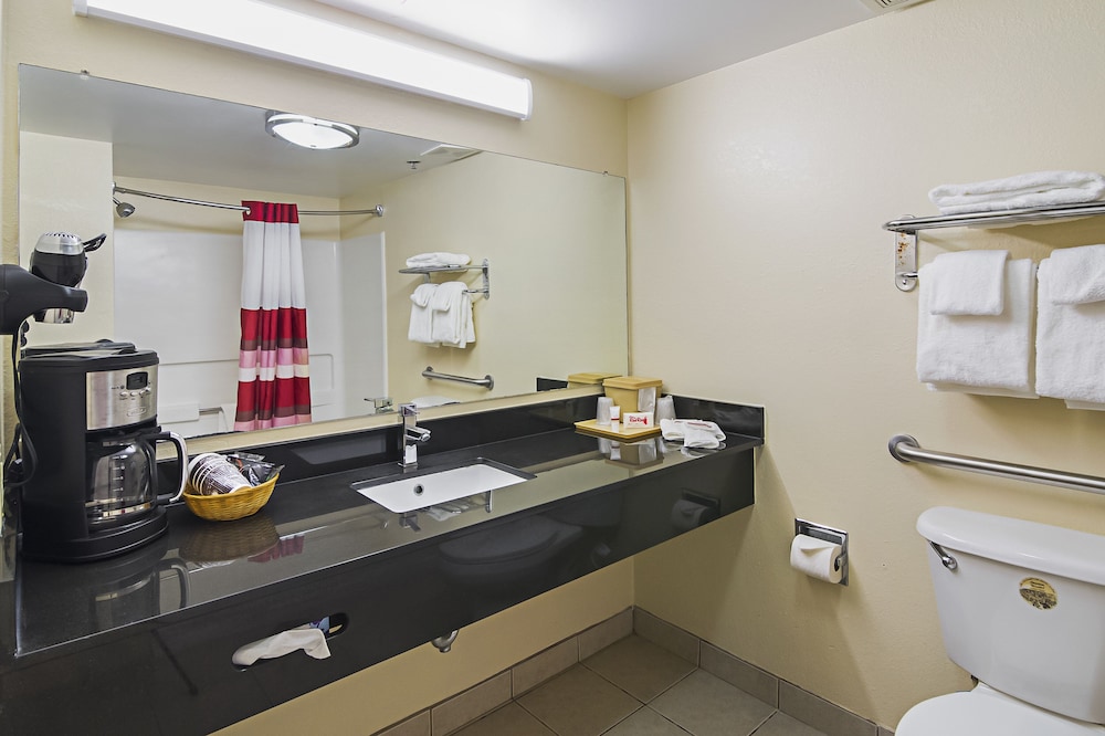 Red Roof Inn & Suites Fayetteville - Fort Bragg 21/27