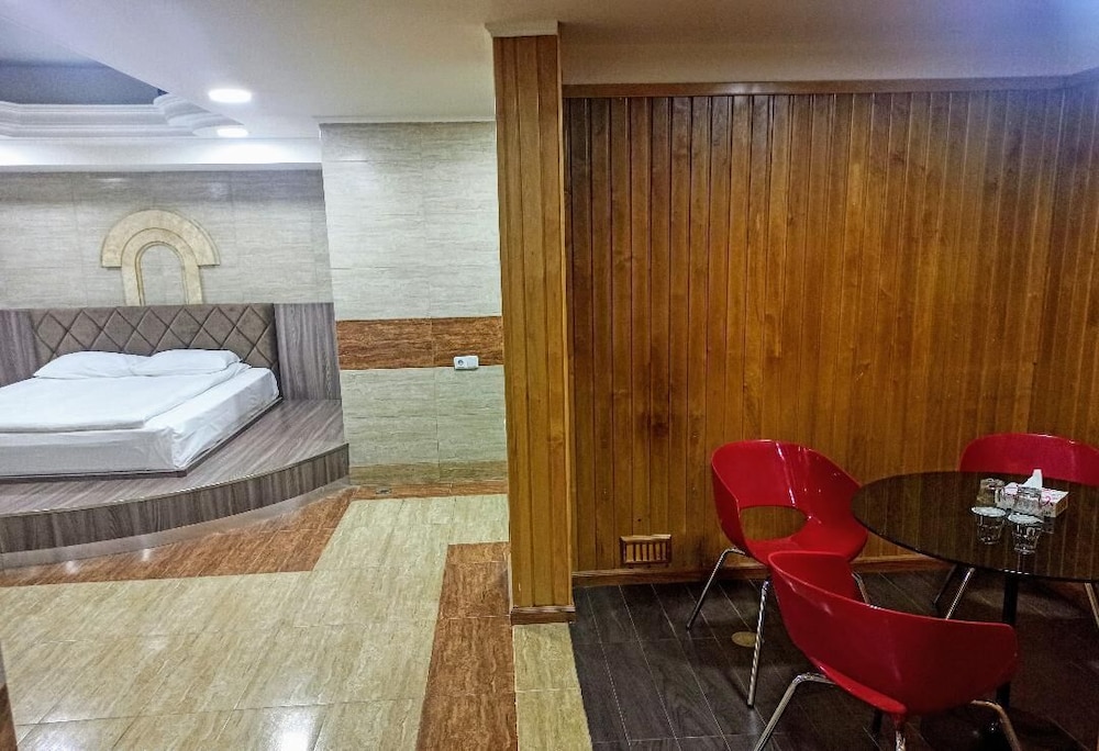 YEREVAN DELUXE HOTEL 60/61