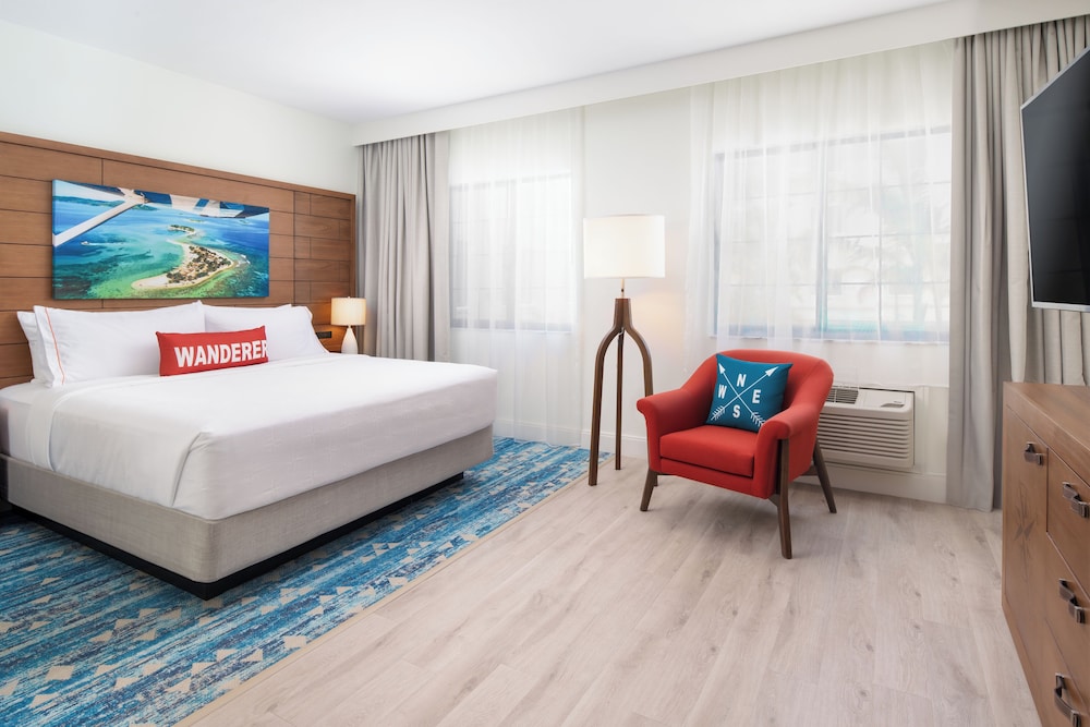 STUDIO, SUITE, POOL VIEW