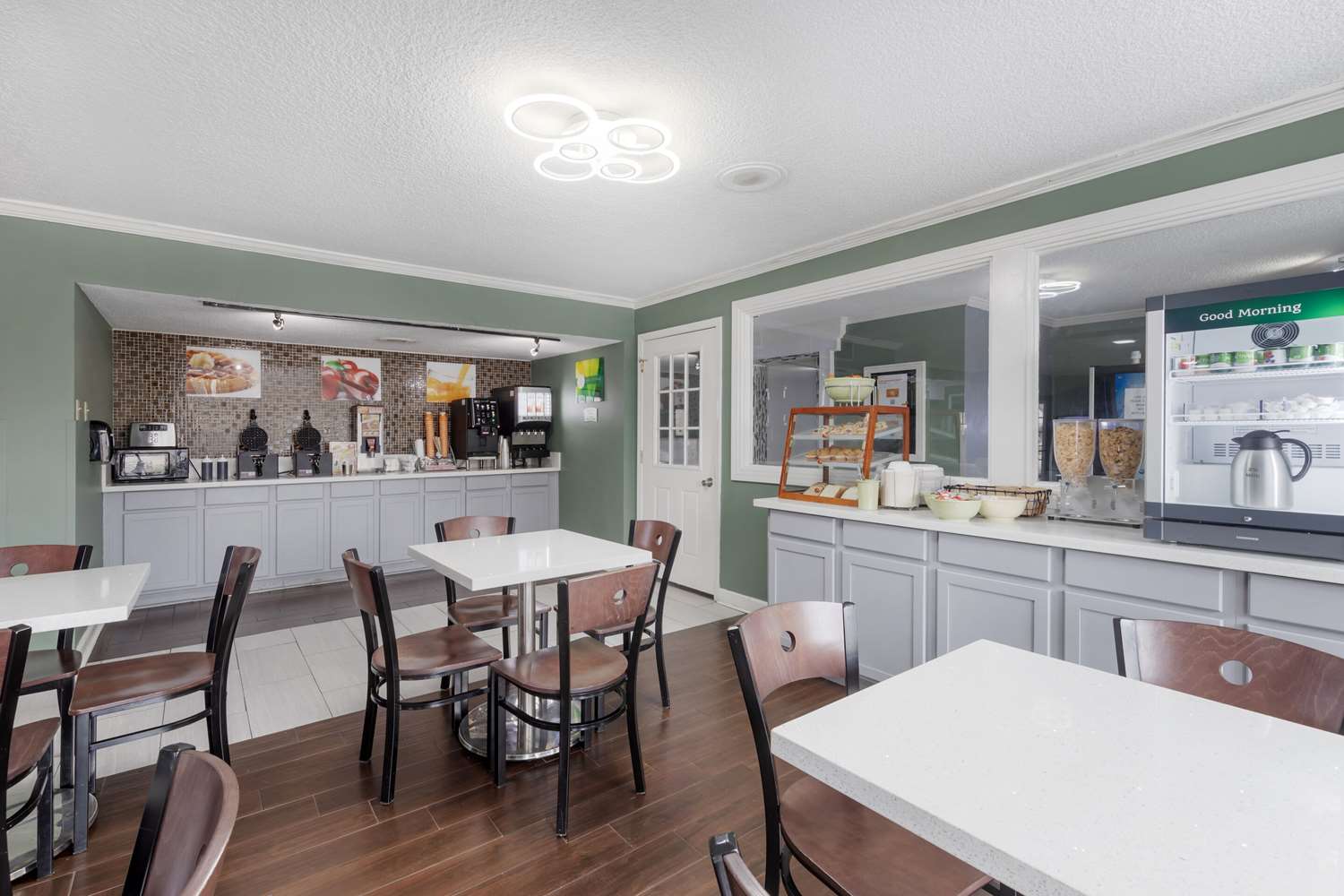 Downtown Inn & Studio Suites 18/23