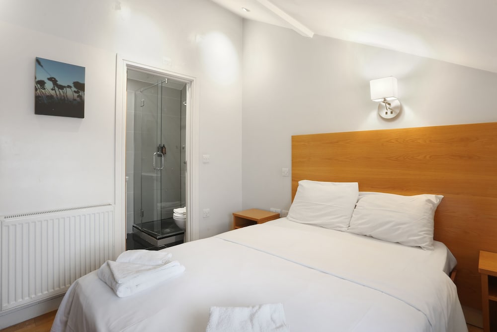 STUDIO, DOUBLE BED
