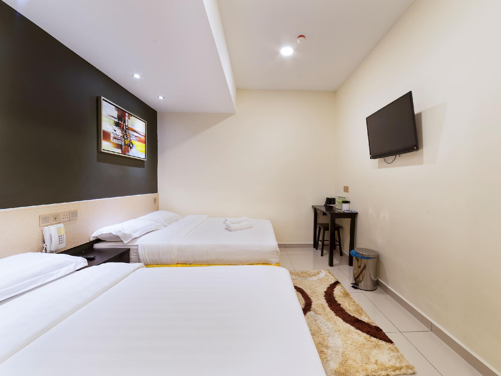 Deluxe, Family, 2 Queen Beds, No Window