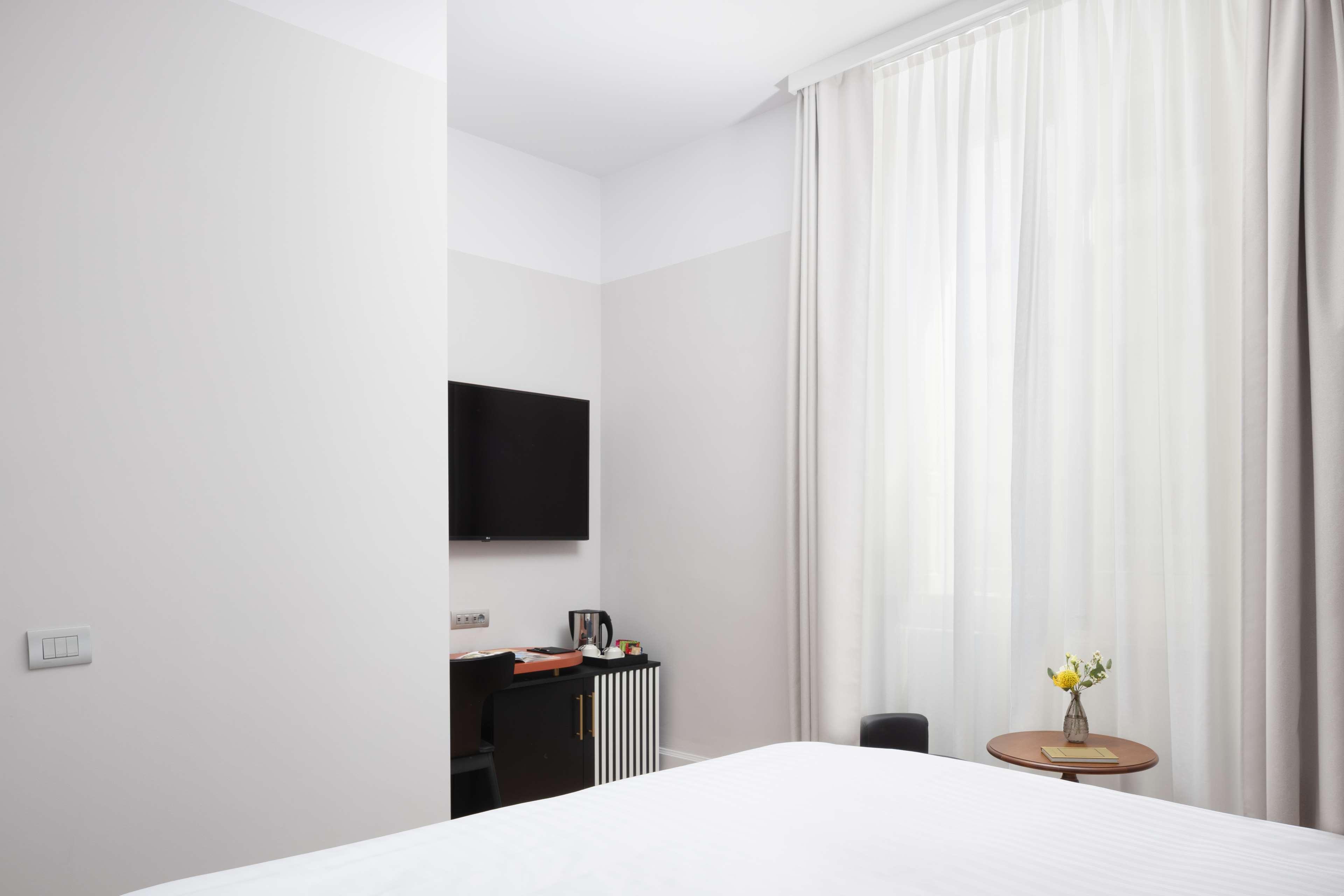 Premium, Single, King Bed