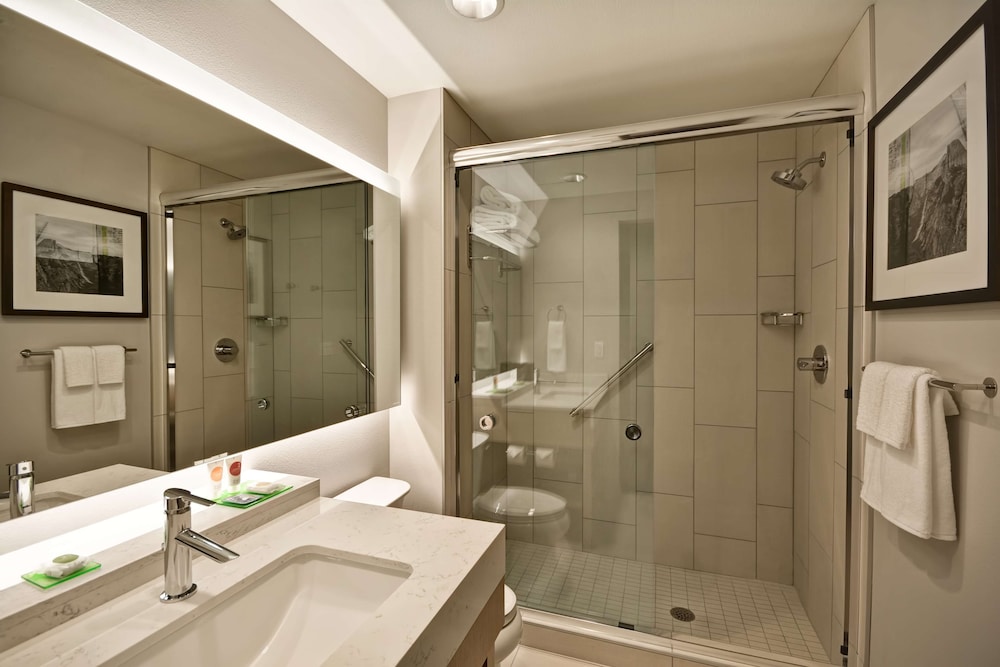 Hyatt Place Fresno 26/28