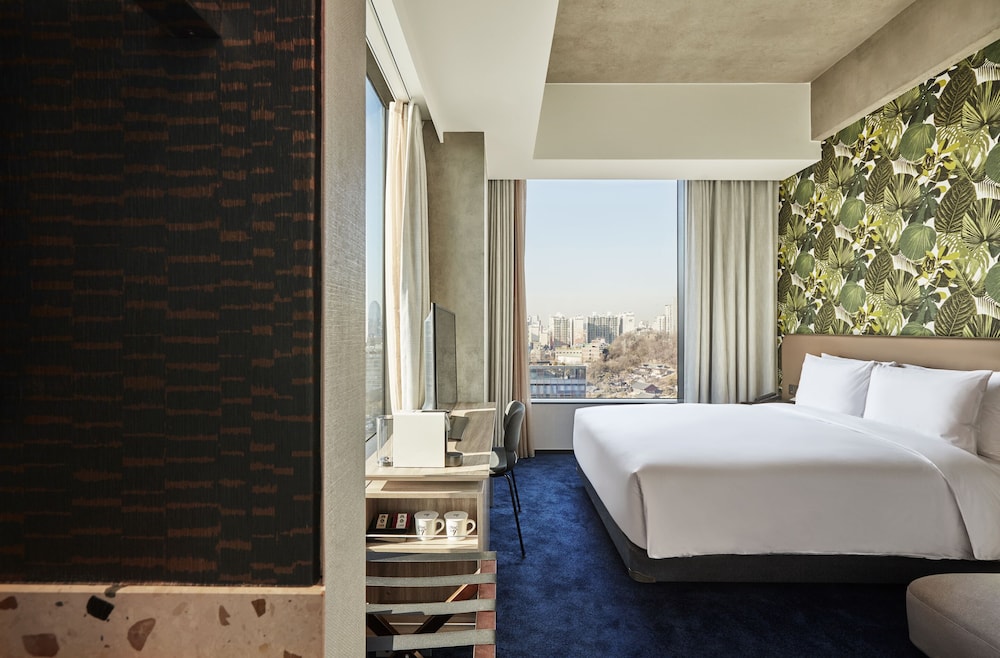 Hotel In 9 22/66