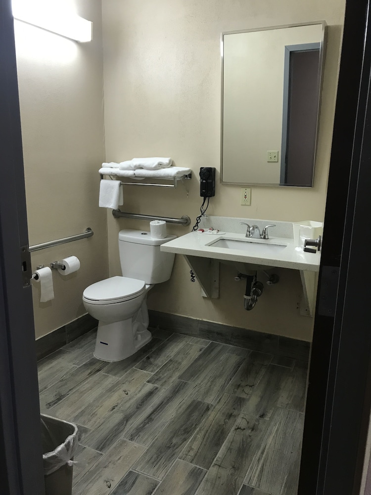 Days Inn by Wyndham Hillsboro 12/24