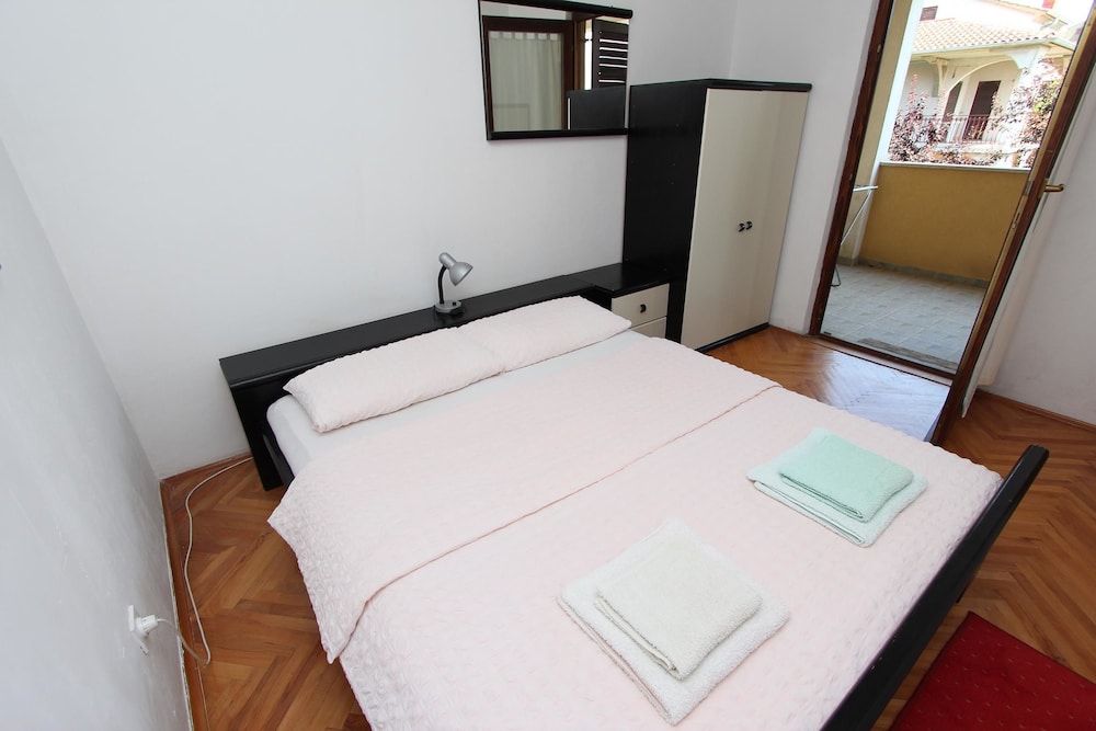 APARTMENTS LORA 11/66
