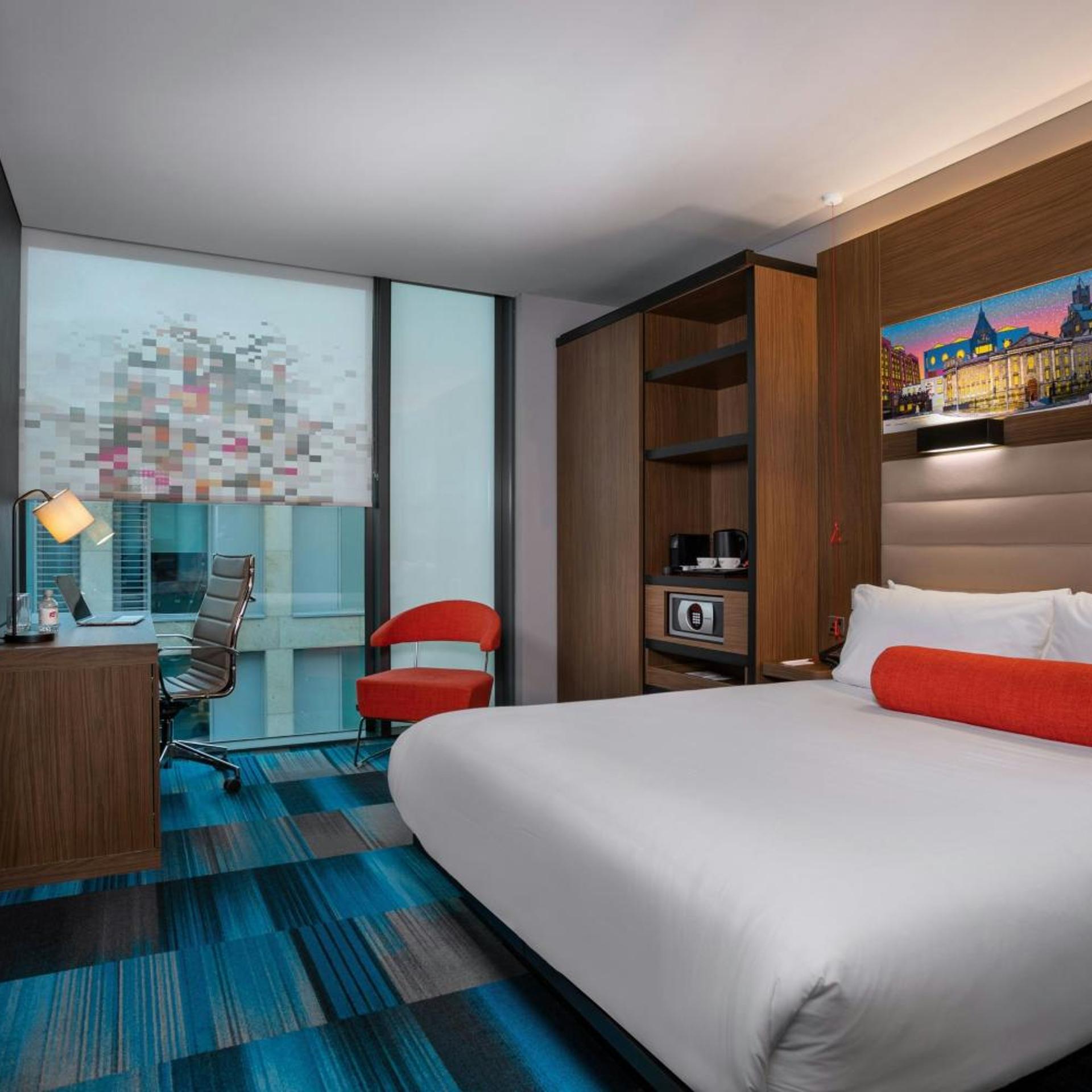 Aloft, Queen Bed, Accessible
