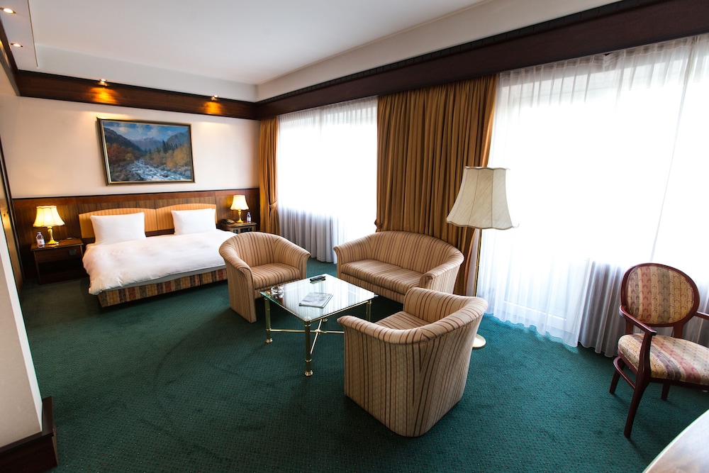 Rahat Palace Hotel 12/75