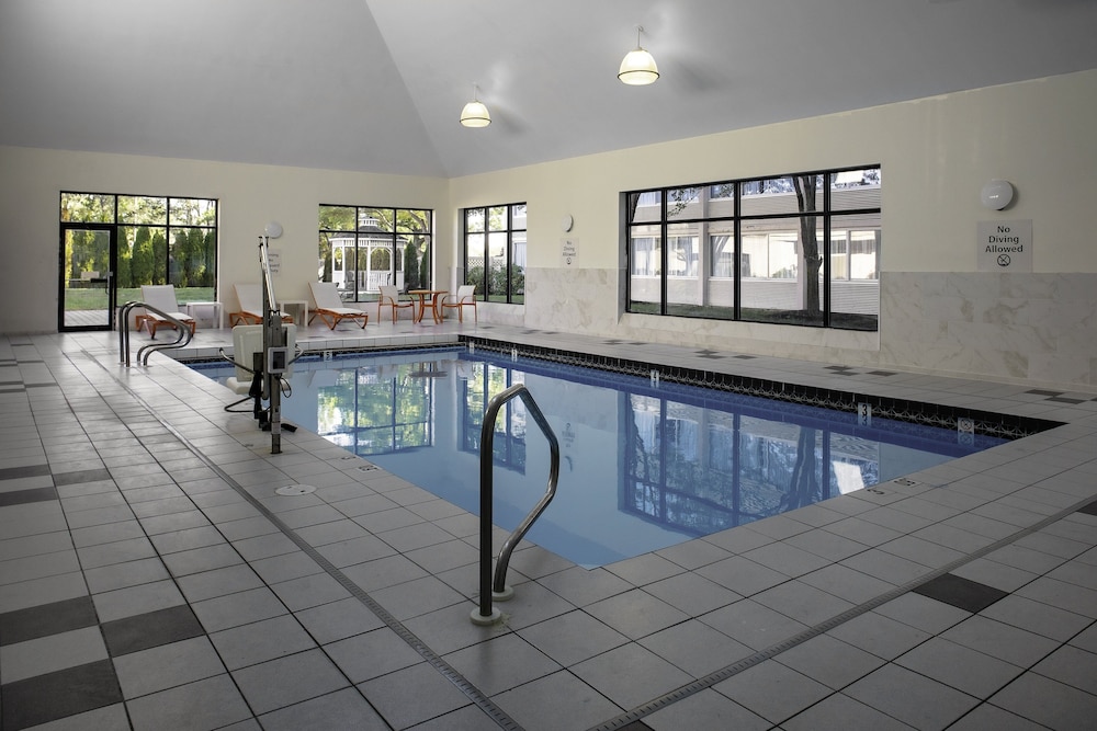 Holiday Inn Suites Boston Peabody 30/62