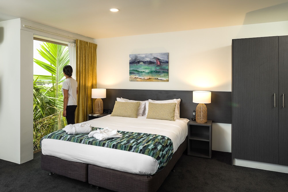 Carnmore Hotel Takapuna 15/65