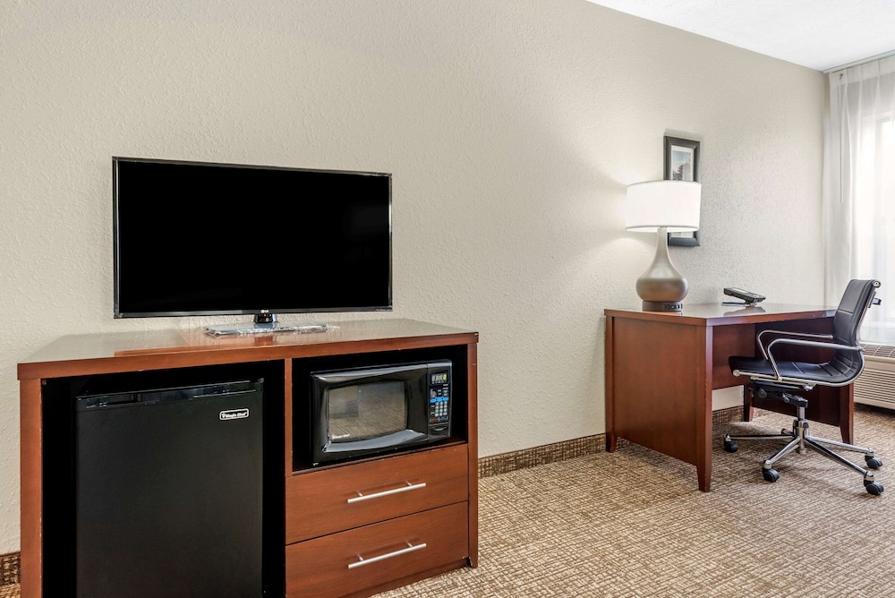 Comfort Inn & Suites Cincinnati Eastgate 35/40