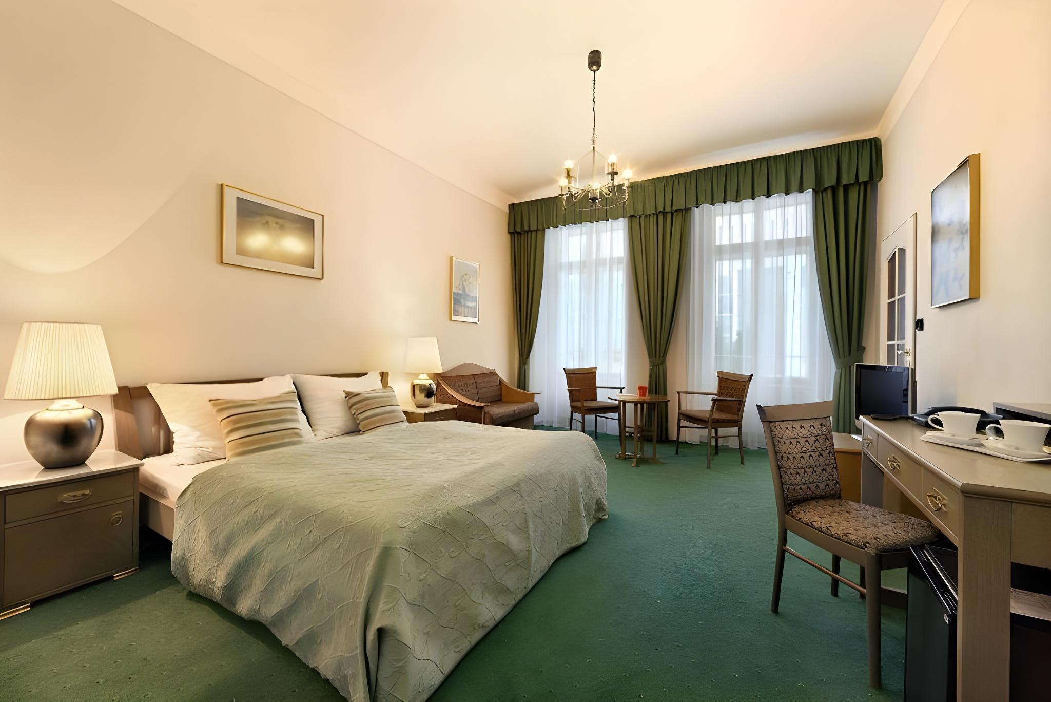 Room, Double Bed, No Window