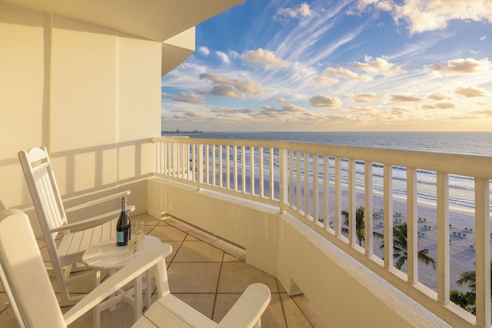 Lido Beach Resort 4/50