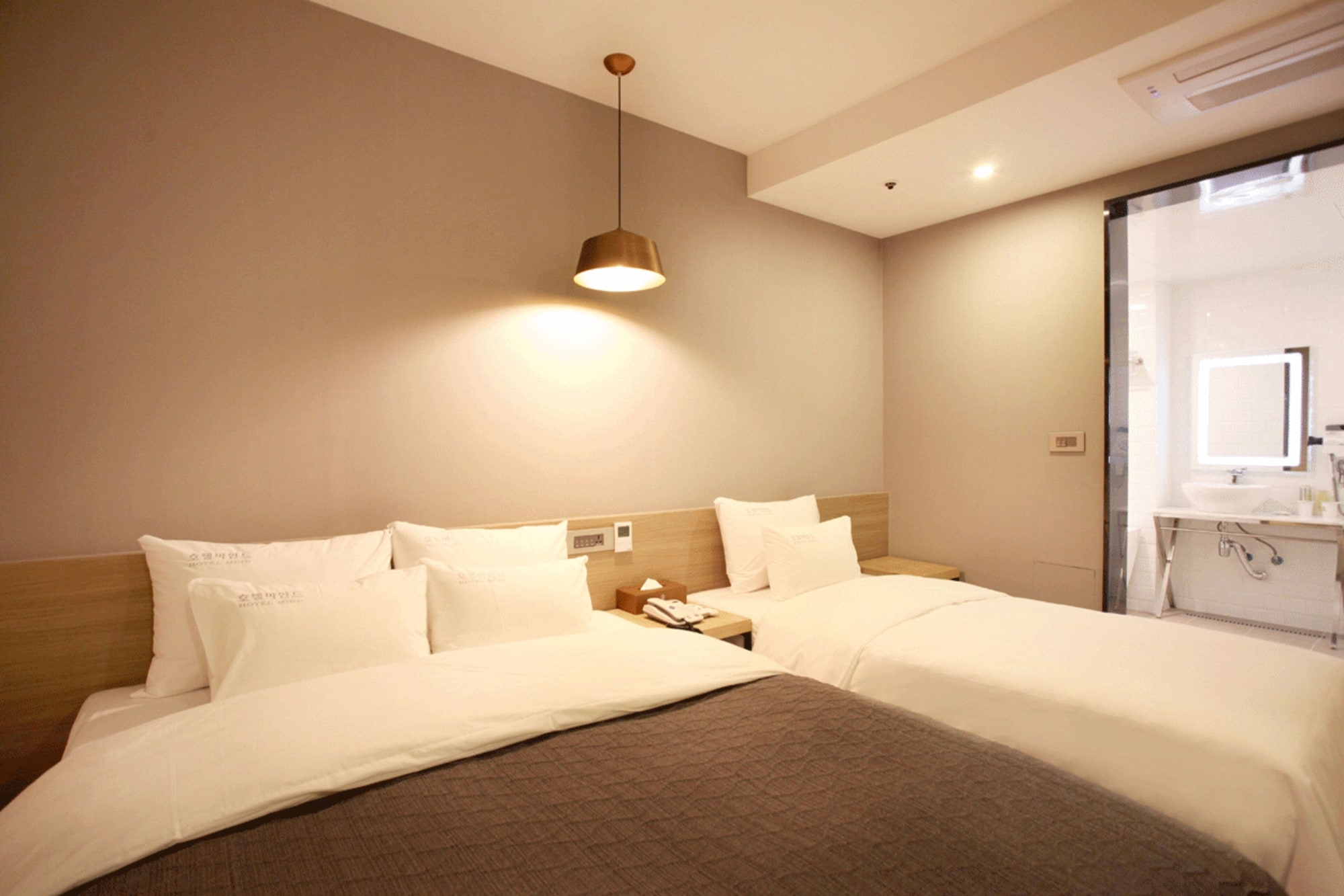 DELUXE, TWIN BEDS