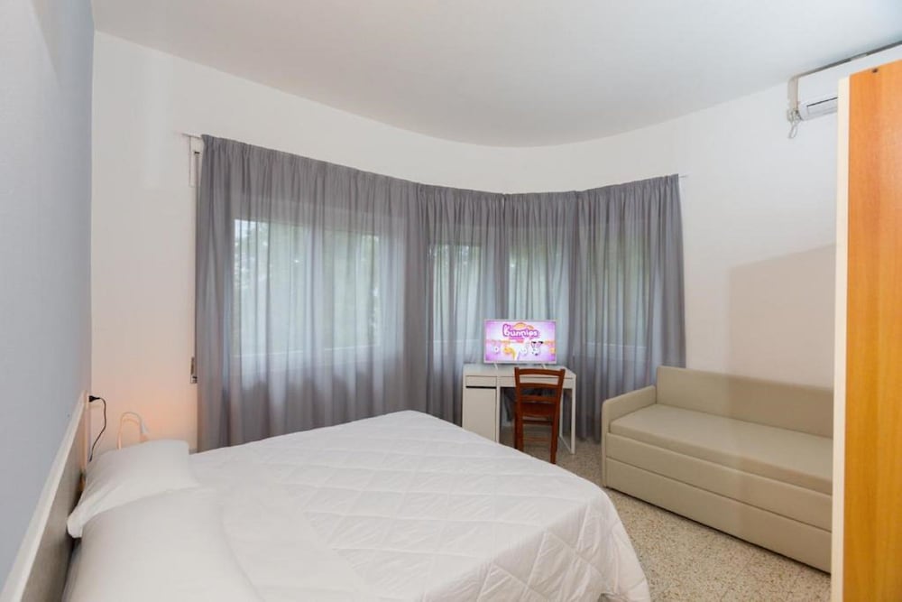 ROOM, QUADRUPLE