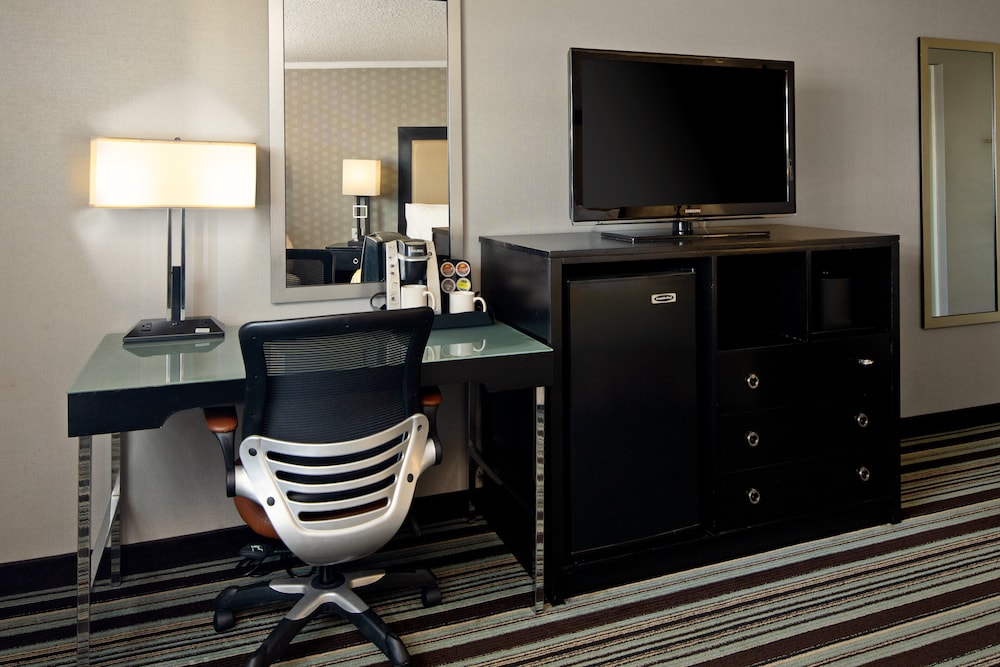 Holiday Inn Long Beach Airport 57/69