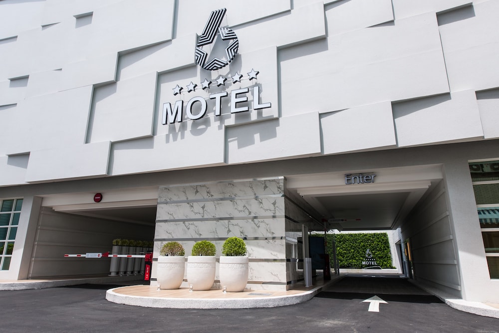 6 Star Motel 3/72