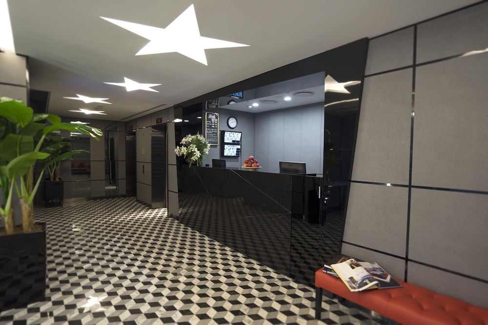 Lobby at Hotel 81 Premier Hollywood, SINGAPORE
