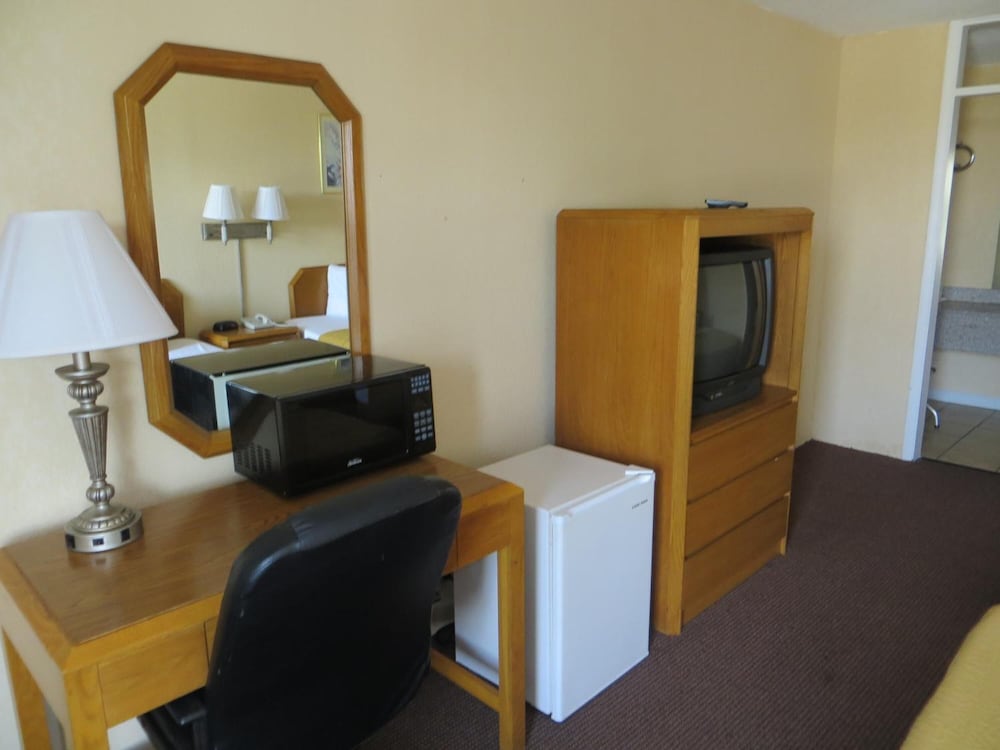 Americourt Extended Stays 23/38