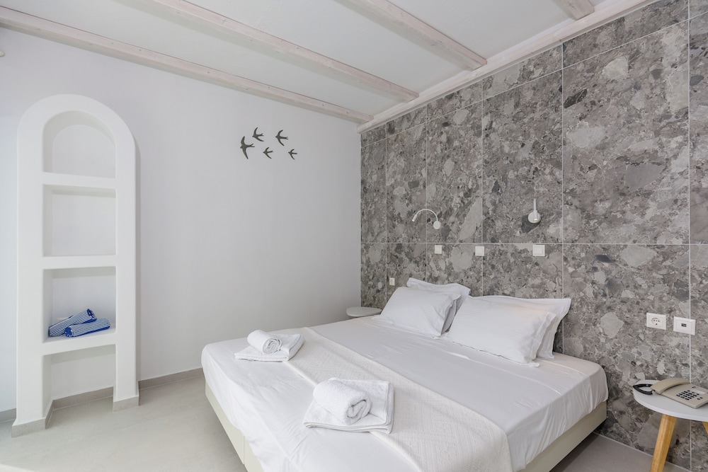 DELUXE, DOUBLE OR TWIN BED