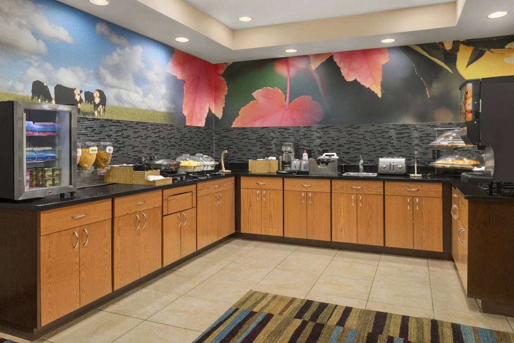 Amerivu Inn Suites Grand Forks 4/21