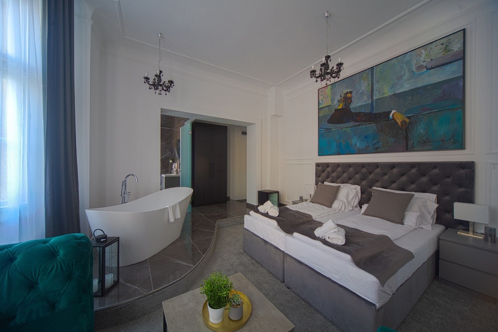 Kings Palace Suites 46/50