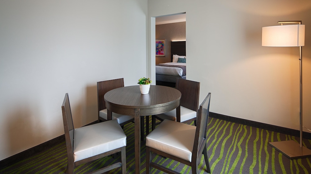 Best Western Plus At Prien Lake Inn And Suites 45/48
