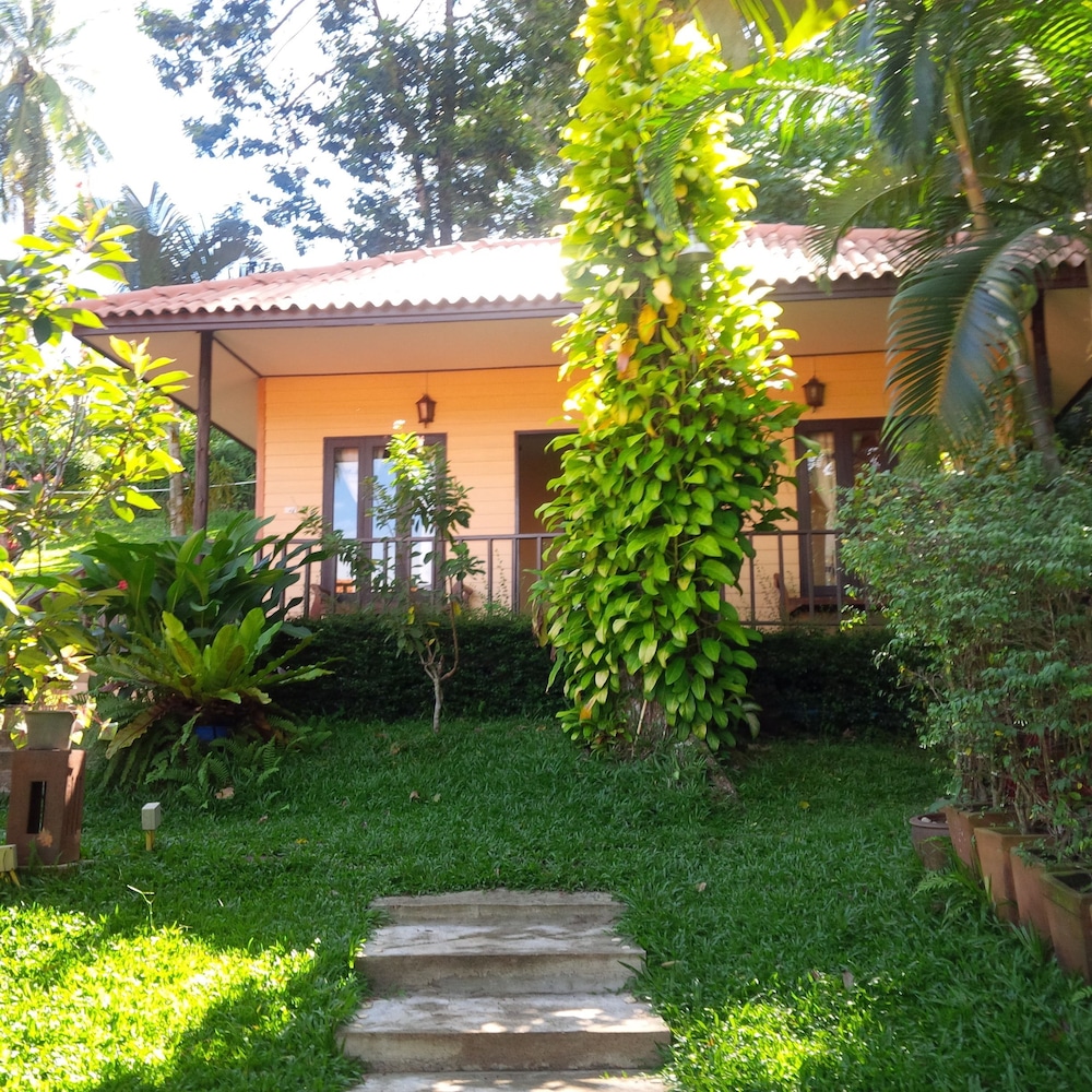 Paradise Bungalows 11/47