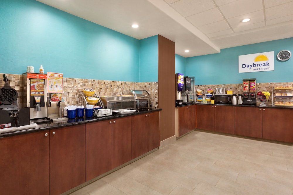 Days Inn & Suites by Wyndham San Antonio near Frost Bank Ctr 3/42