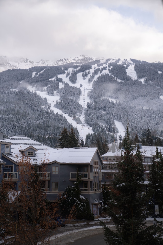 Summit Lodge Boutique Hotel 51/58