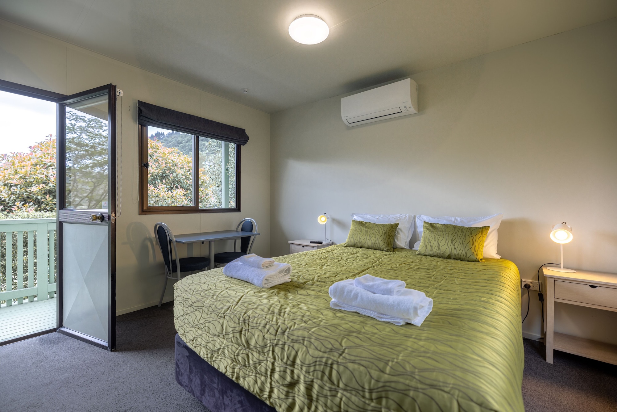 Motel, Studio, Queen Bed