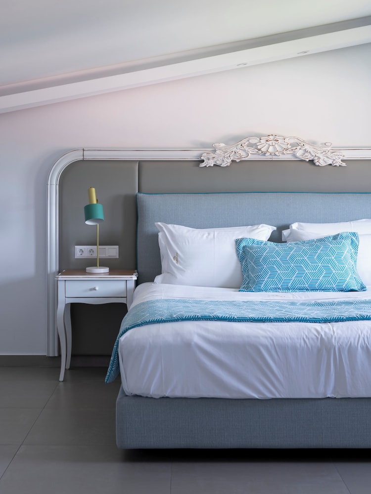 جناح بسرير كوين وسريرين منفصلين بإطلالة على البحر بغرفتي نوم، Avaton Luxury Beach Resort - Relais and Chateaux 3/5