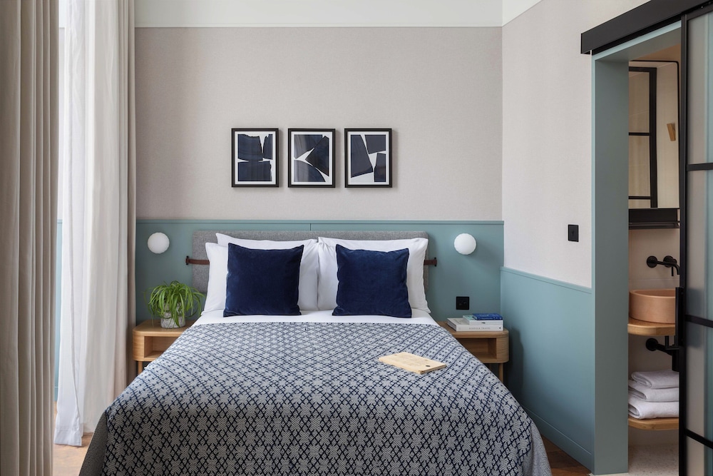 Roomy, Queen Bed