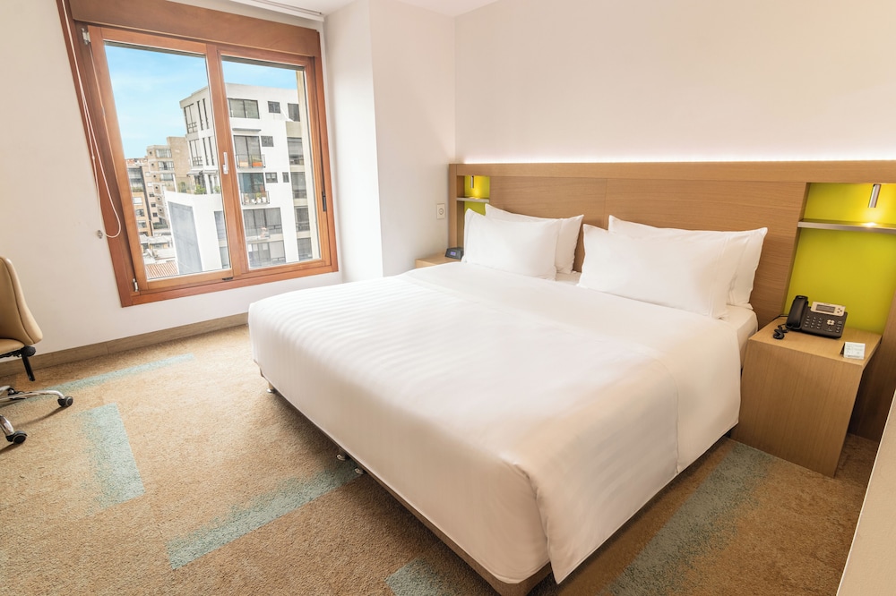 DELUXE, KING BED