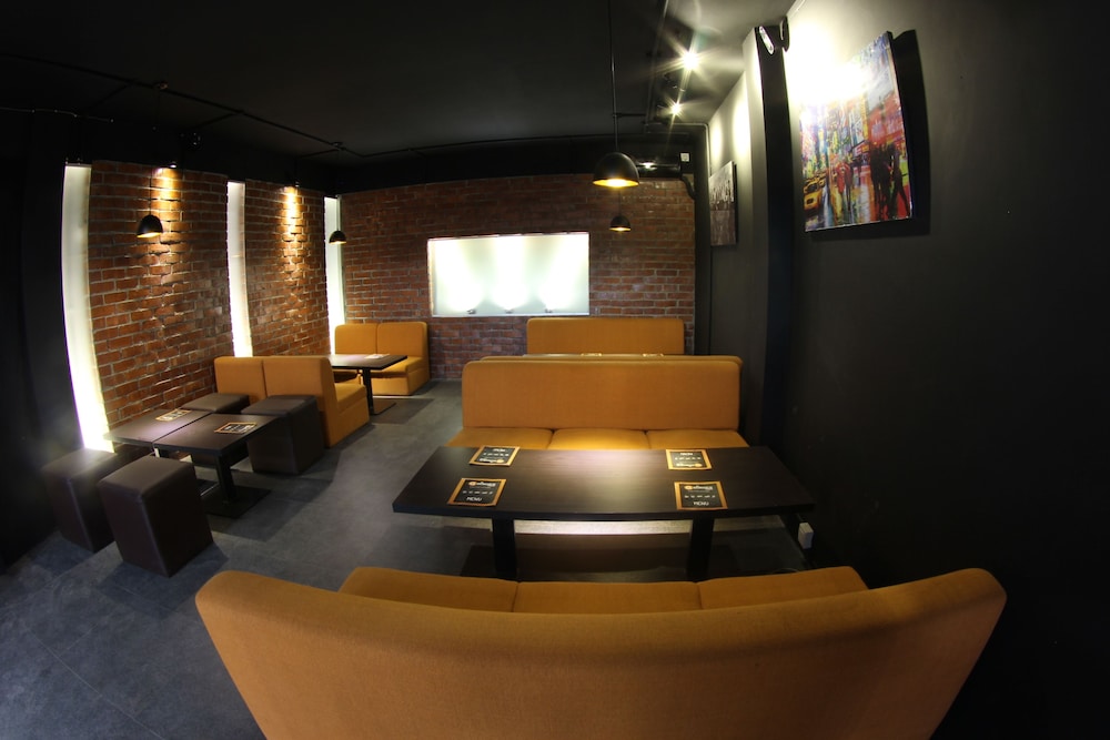 Richmond Hotel And Suites 26/37