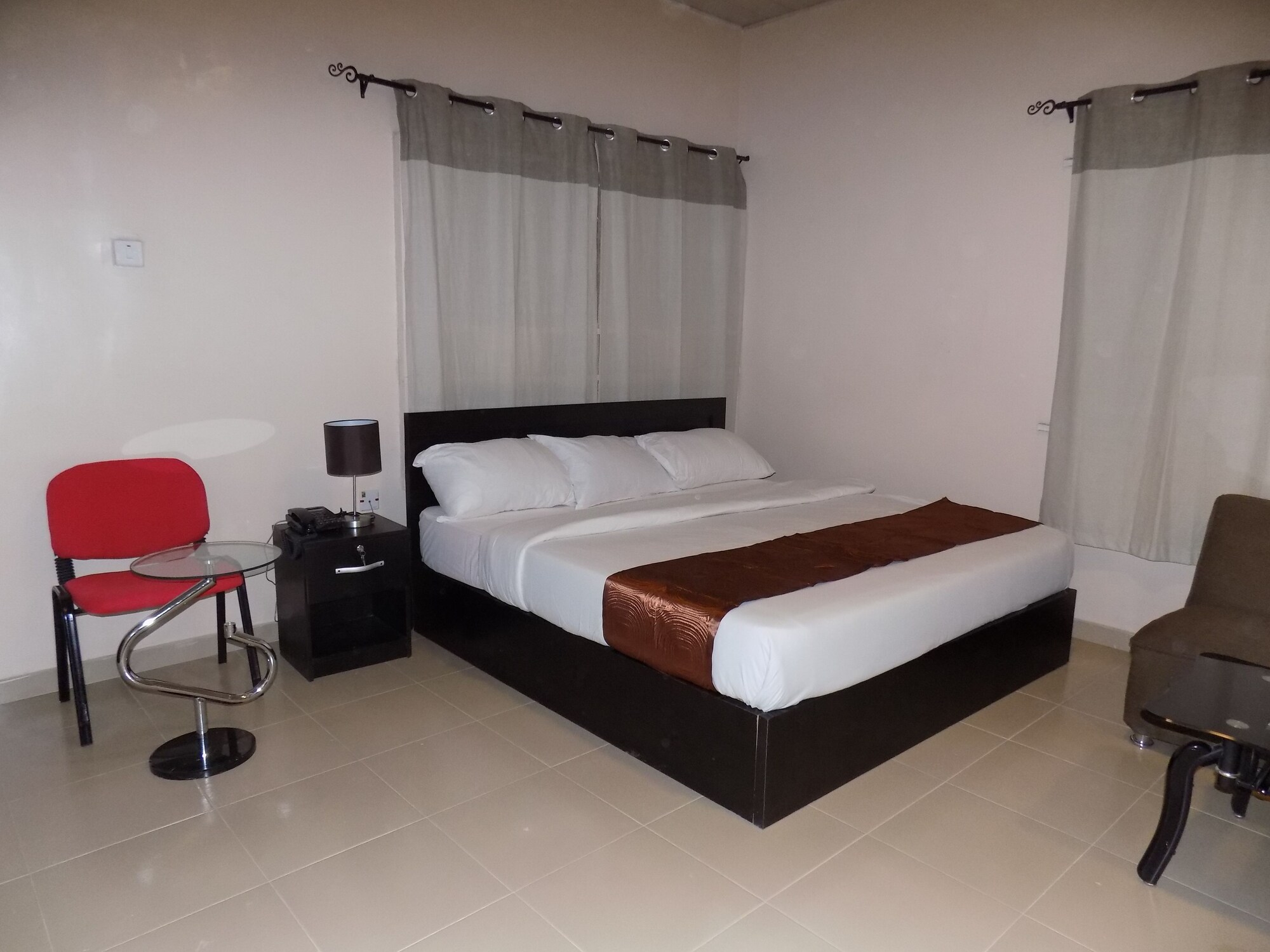 EXECUTIVE, APARTMENT, KING BED, KITCHENETTE