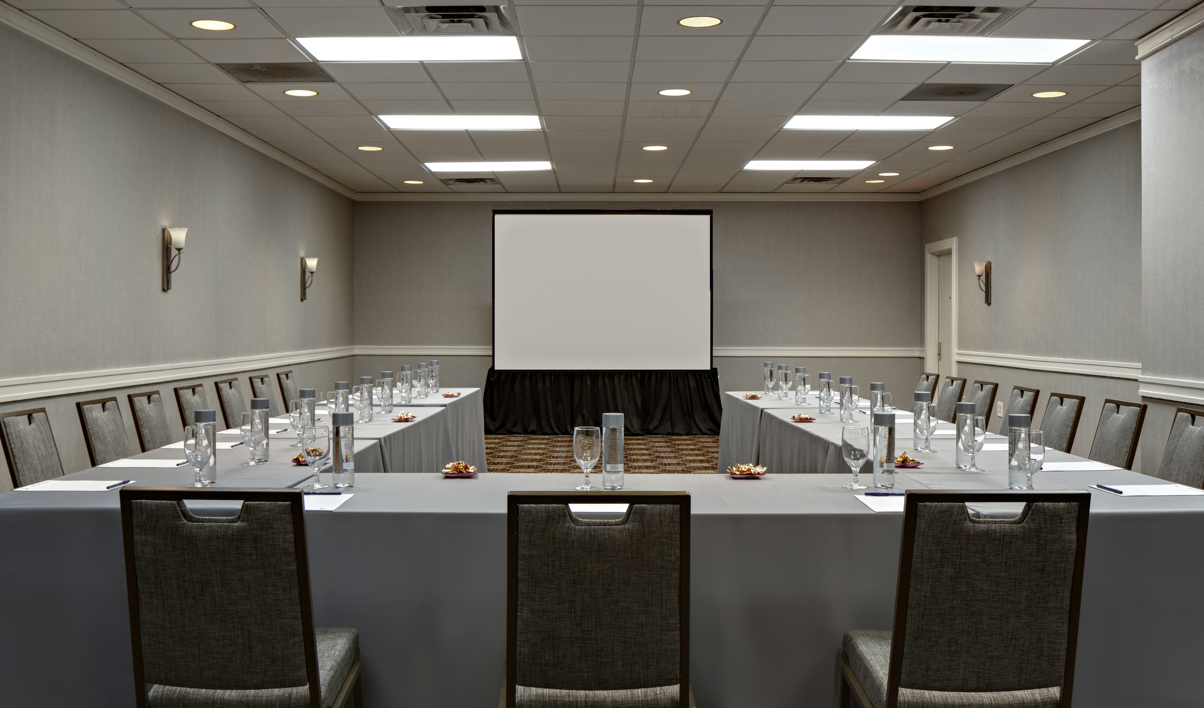 DoubleTree by Hilton Fairfield Hotel & Suites 32/36