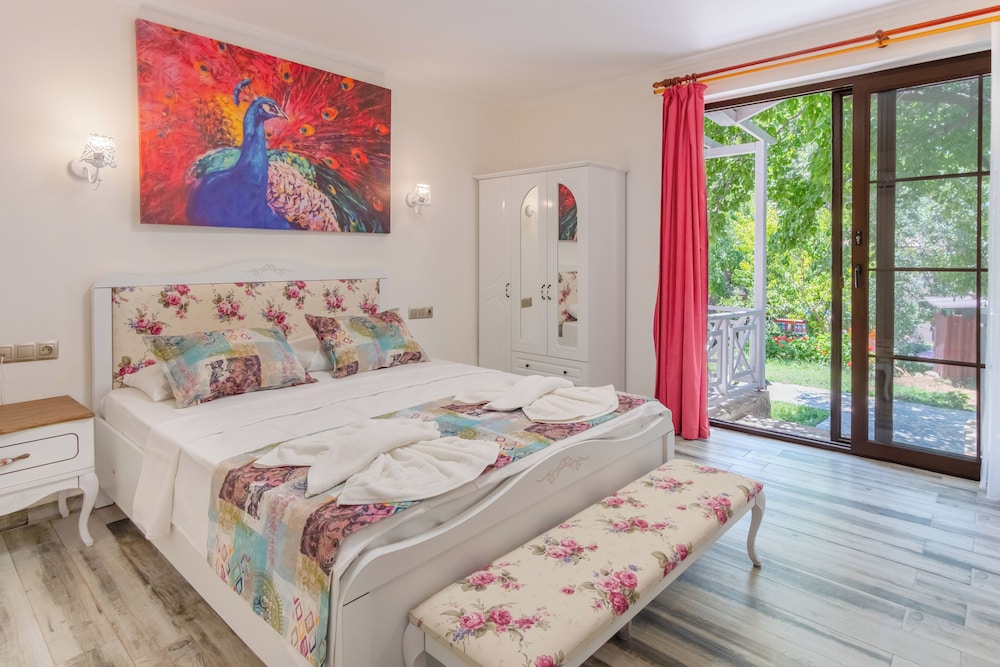 DELUXE, DOUBLE BED