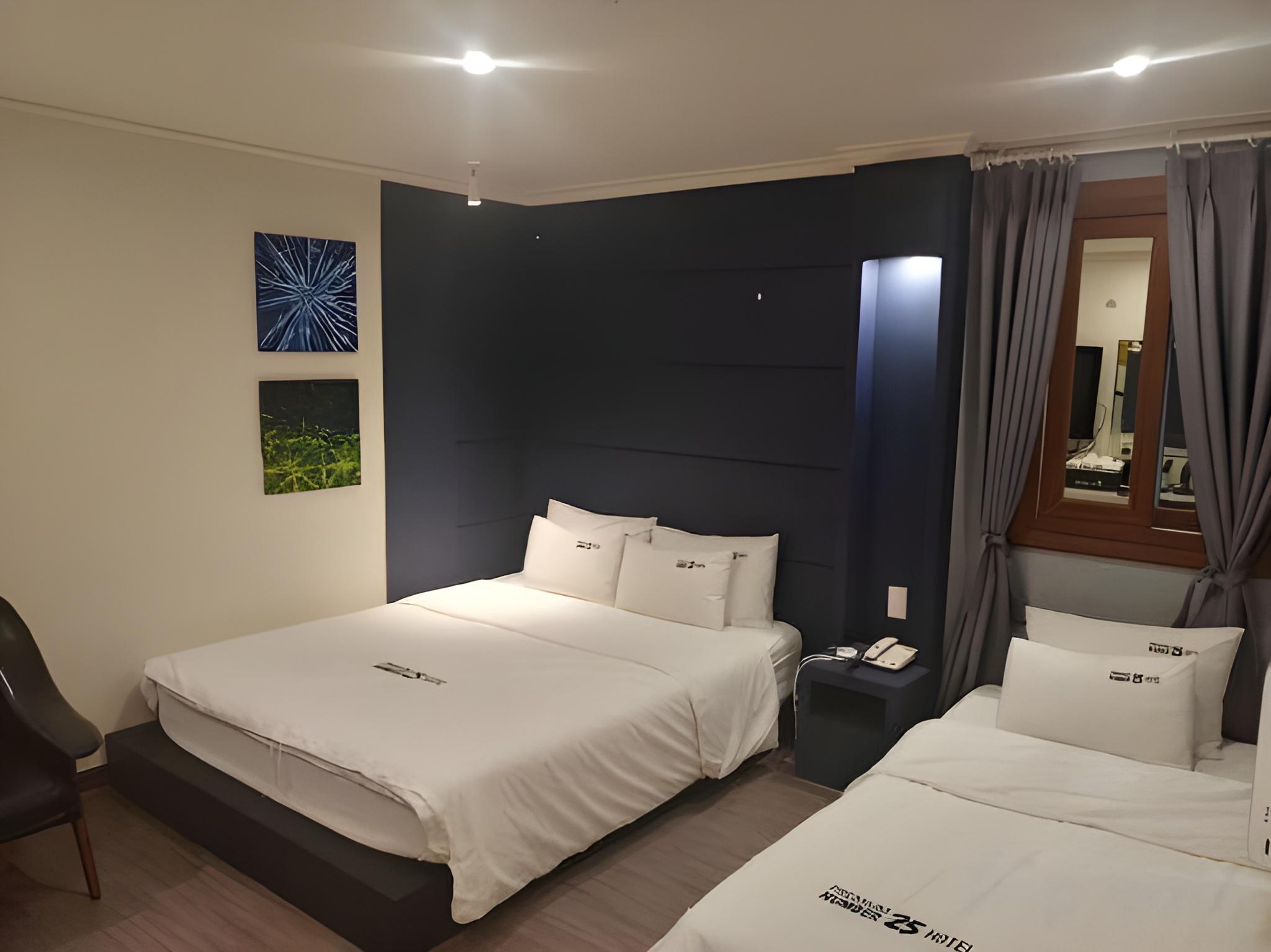 DELUXE, TWIN BEDS, 1 DOUBLE AND 1 SINGLE BED, NO PARKING