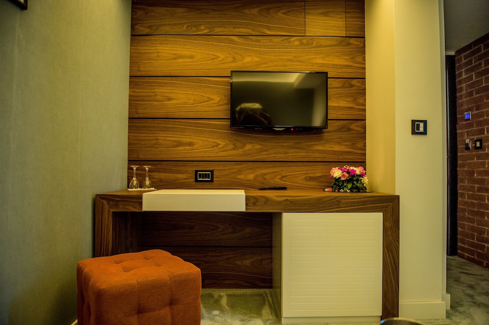 Hotel Hedonic 5/50