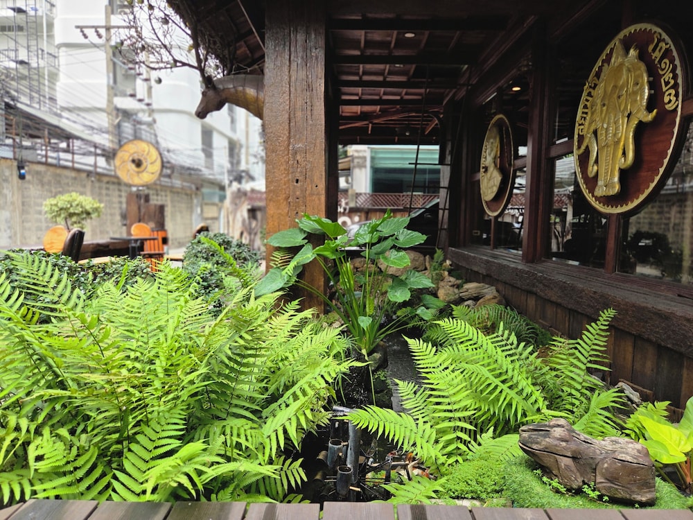TRUE SIAM RANGNAM HOTEL 62/68
