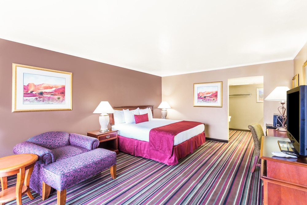 Days Inn & Suites by Wyndham Logan 28/37